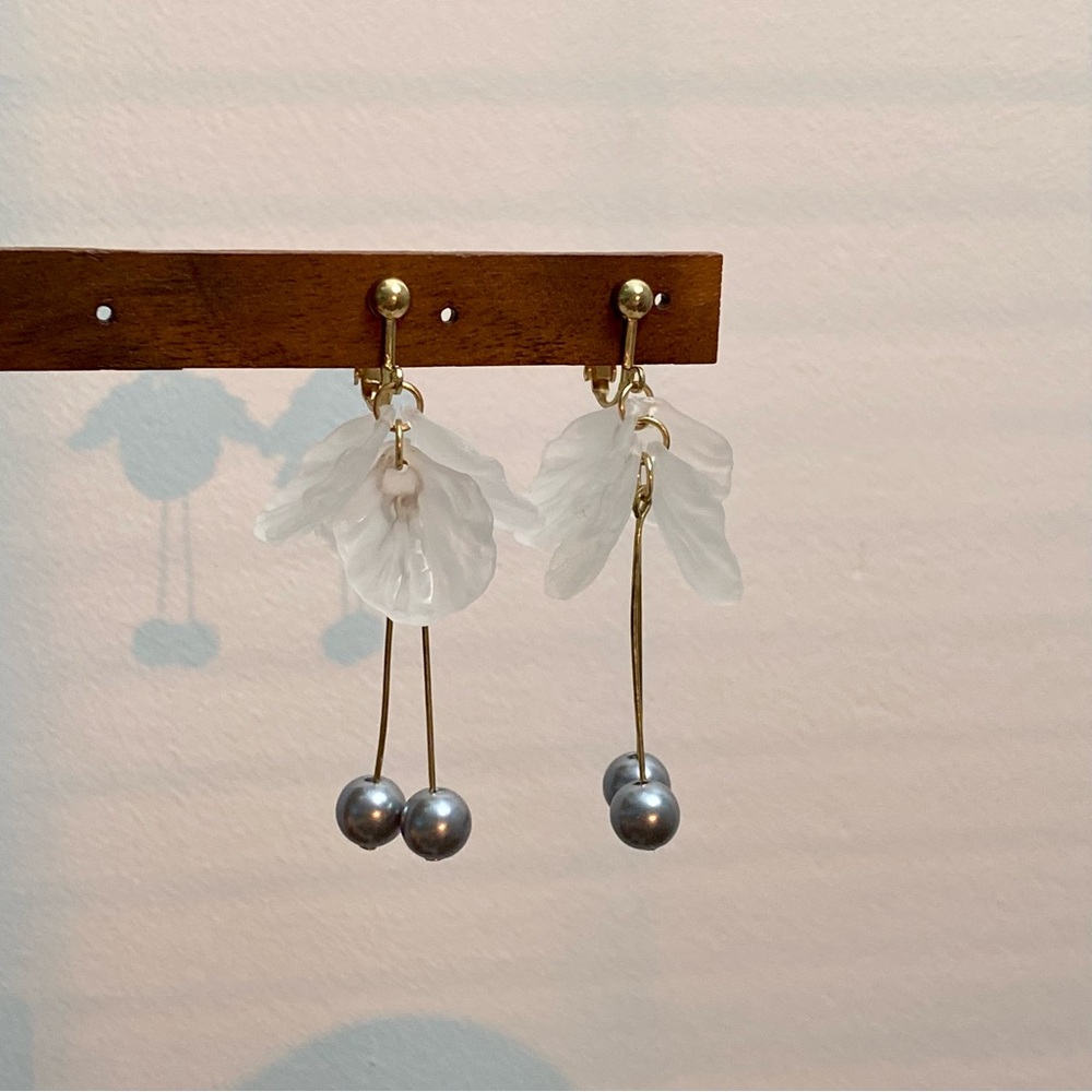 【Clip On】Screw Back White Flower Pedals Grey Pearl Drop Earrings
